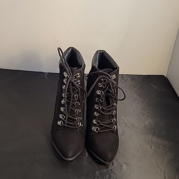 FOREVER 21 SUEDE POINTED TOE LACE UP CLOSURE HIGH HEEL STILETTOS ANKLE BOOTIES - Picture 2 of 16